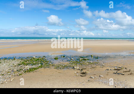 La grande spiaggia di sabbia al francese cittadina balneare di Wissant nel Pas-de-Calais regione del nord della Francia Foto Stock