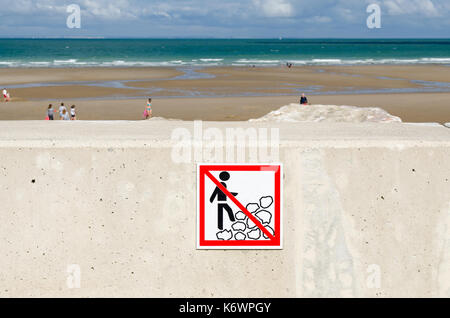 Segno avvertimento contro arrampicata sulle rocce del mare muro di difesa presso la località balneare di Wissant nel Pas-de-Calais regione del nord della Francia Foto Stock