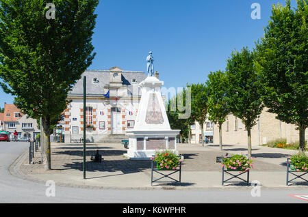 Il municipio e il monumento ai caduti in guerra nel centro di Wissant nel Pas-de-Calais regione del nord della Francia Foto Stock