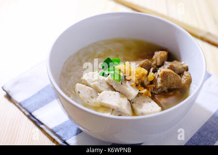 Bianco di salsiccia di maiale con noodle in zuppa, stile asiatico Foto Stock