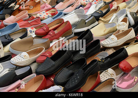 Scarpe piatte per le donne in vendita al mercato di strada. calzature casual. Foto Stock