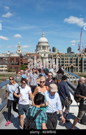 La gente sul Millennium Bridge, London, Regno Unito Foto Stock