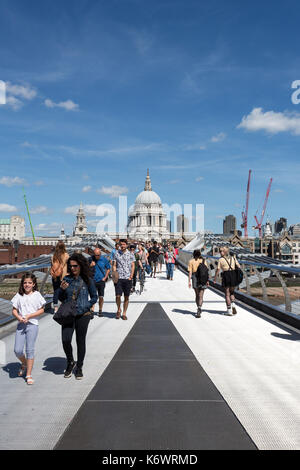 La gente sul Millennium Bridge, London, Regno Unito Foto Stock