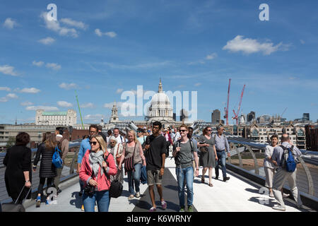 La gente sul Millennium Bridge, London, Regno Unito Foto Stock