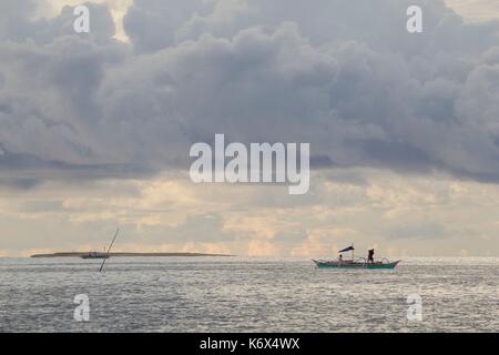 Filippine, Palawan Aborlan, Isola Sombrero, fisherman tirando il suo net Foto Stock