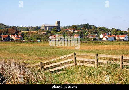 Una vista dalle paludi del North Norfolk villaggio di salthouse, Norfolk, Inghilterra, Regno Unito. Foto Stock