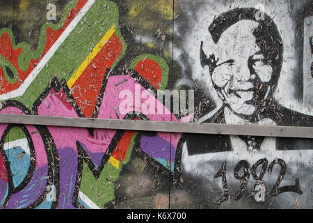 Foto scattata a Hull in Inghilterra dello Yorkshire di Nelson Mandela artwork graffiti su billboard man mano che si avvicina la profonda attrazione turistica in città Foto Stock