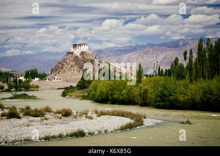 India, dello Stato del Jammu e Kashmir, Himalaya, Ladakh, Indus Valle, monastero buddista di Stakna e fiume Indo Foto Stock