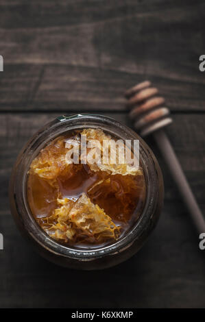 Vaso di sano vero miele di favo di miele all'interno, da sopra Foto Stock