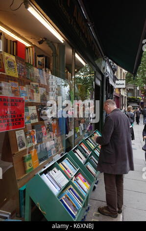 Uomo che guarda i libri al di fuori della libreria in London, England, Regno Unito Foto Stock