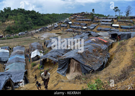 Coz's bazer, bangladesh - Settembre 11, 2017: membri del Myanmar musulmano della minoranza Rohingya costruito effettuare il cambio con tenda su di una collina a ukihya in cox bazer, Foto Stock