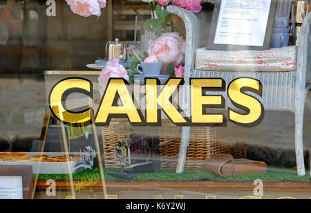 Torte di oro segno nella finestra cafe, Cambridge, Inghilterra Foto Stock