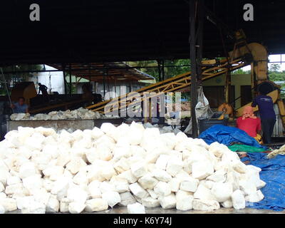 Filippine. Xiii Sep, 2017. cubetti di resina di gomma che è pronto come ingrediente principale del lattice di gomma credito: sherbien dacalanio/Pacific press/alamy live news Foto Stock