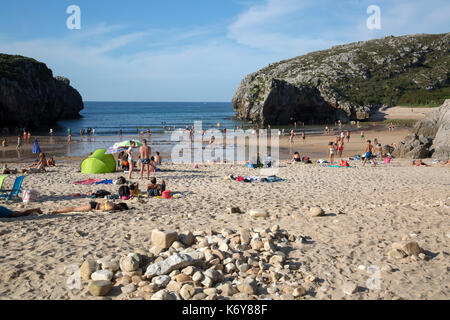 Cuevas del mar beach; nueva, llanes; austurias; Spagna Foto Stock