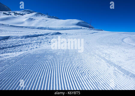 Percorso da neve sci superficie di traccia, corduroy texture, il fuoco selettivo Foto Stock