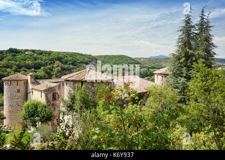 Dominando un villaggio classificato tra le più pittoresche di Francia, sulle rive dell'Ardeche, chateau di vogue Foto Stock