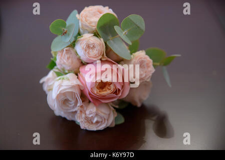 Inquadratura orizzontale di matrimonio glamour bouquet con peonie rosa e verde contro lo sfondo di malva Foto Stock