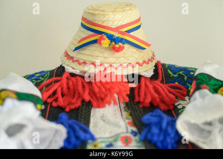 Rumeno tradizionale costume maschile ornato di blusa o camicia e cappello di paglia con tricolore, specifici di Tara Oasului, Maramures, Romania Foto Stock