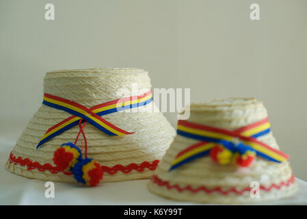 Due rumeni maschio tradizionali cappelli, uno più grande e uno più piccolo, specifico per la parte settentrionale del paese, da Tara Oasului - osa paese, Maramur Foto Stock