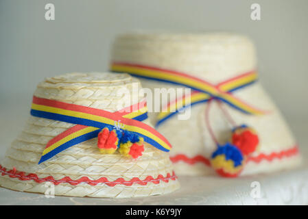 Due rumeni maschio tradizionali cappelli specifico per la parte settentrionale del paese, da Tara Oasului - osa paese, Maramures, Romania Foto Stock