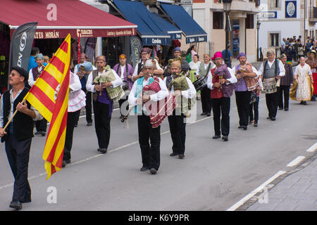 Tradizionale tubo asturiana bande, Banda de Gaitas nelle Asturie durante una fiesta Foto Stock