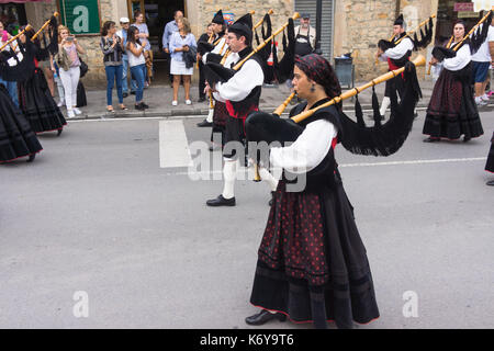 Tradizionale tubo asturiana bande, Banda de Gaitas nelle Asturie durante una fiesta Foto Stock
