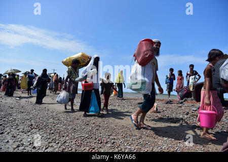 Coz's bazer, bangladesh - Settembre 11, membri del Myanmar musulmano della minoranza Rohingya a piedi attraverso una strada rotto a shah porir profonda, a teknaf in cox' Foto Stock