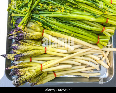 Sbollentati siam tulip (cucuma sparganifolia) e cinese cavolo fiore (bog choy) scottati vegetale è piatto tailandese, normalmente mangiato con pasta di peperoncino. Foto Stock