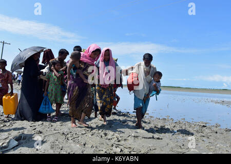 Coz's bazer, bangladesh - Settembre 11, membri del Myanmar musulmano della minoranza Rohingya a piedi attraverso una strada rotto a shah porir profonda, a teknaf in cox' Foto Stock