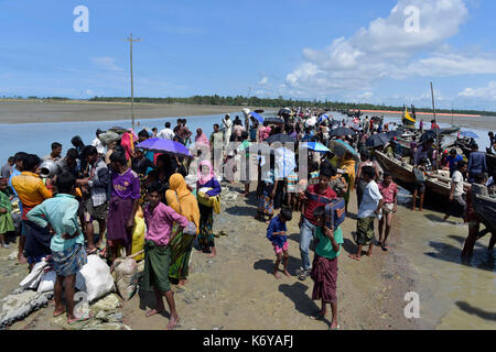 Coz's bazer, bangladesh - Settembre 11, membri del Myanmar musulmano della minoranza Rohingya a piedi attraverso una strada rotto a shah porir profonda, a teknaf in cox' Foto Stock