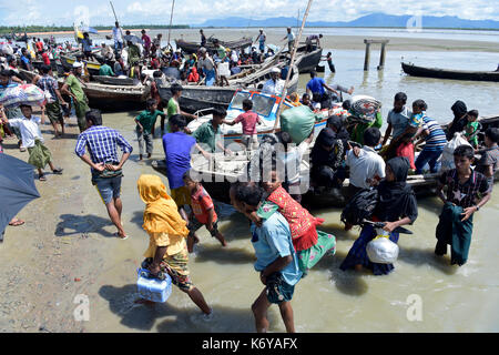 Coz's bazer, bangladesh - Settembre 11, membri del Myanmar musulmano della minoranza Rohingya a piedi attraverso una strada rotto a shah porir profonda, a teknaf in cox' Foto Stock