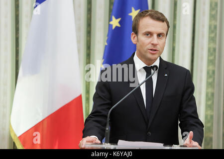 Atene, Grecia - 7 Settembre 2017: il presidente francese Emmanuel Macron con sua moglie Brigitte durante una cerimonia di benvenuto nel palazzo presidenziale di Foto Stock