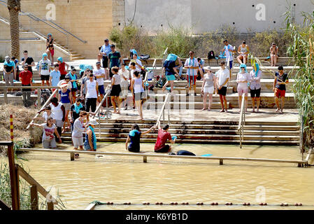 Betania, Giordania - 1 maggio 2014: battesimo nel fiume Giordano. Foto Stock