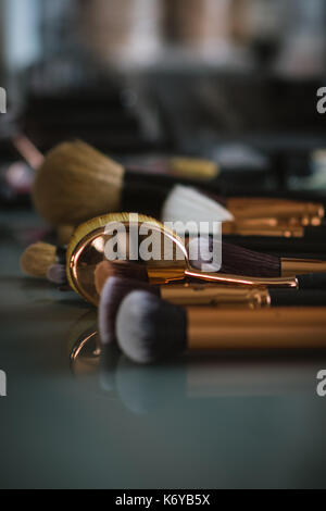 Set di professionale di pennelli per il trucco sul tavolo di vetro con profondità di campo Foto Stock