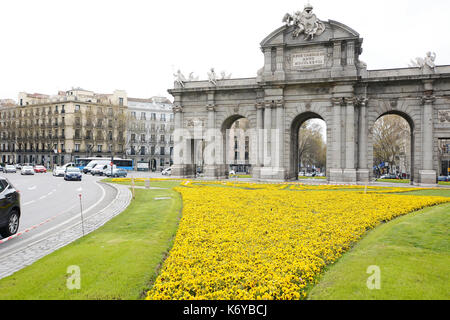 Madrid, Spagna - 25 aprile: alcala gate (Puerta de Alcala) in piazza indipendenza il 25 aprile 2017 a Madrid, Spagna. Foto Stock