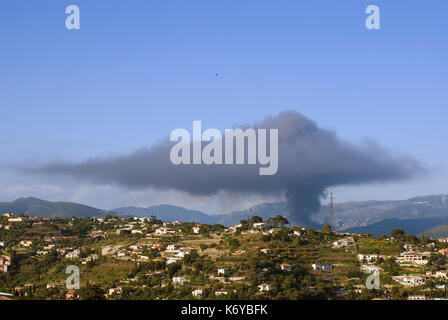 Dark cloud di inquinamento dovuto a una fabbrica a fuoco Foto Stock