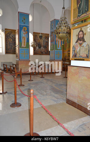 Madaba, Giordania - Luglio 22, 2015: Saint George chiesa greco ortodossa interni. La chiesa è noto anche per il sesto secolo mosaico della mappa della regione. Foto Stock