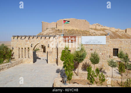 Cenere castello shubak centro visitatori ingresso, Giordania. Il castello è un popolare punto di sosta sulla strada per Petra. Foto Stock