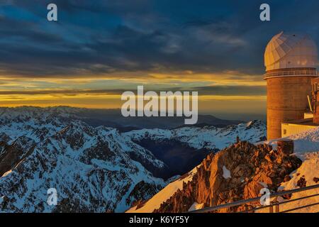 Francia, Hautes Pirenei, elencati a grandi siti turistici in Midi Pirenei, Parco Nazionale dei Pirenei, Bagneres de Bigorre, Midi picco, Pic du Midi, tramonto sui Pirenei dall'osservatorio astronomico del Pic du Midi de Bigorre Foto Stock