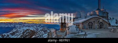 Francia, Hautes Pirenei, elencati a grandi siti turistici in Midi Pirenei, Parco Nazionale dei Pirenei, Bagneres de Bigorre, Midi picco, Pic du Midi, tramonto sui Pirenei dall'osservatorio astronomico del Pic du Midi de Bigorre Foto Stock