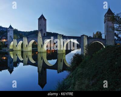 Francia, Lot, elencati a grandi siti turistici in Midi Pirenei, elencato come patrimonio mondiale dall' UNESCO, Cahors, Ponte Valentre, gli archi e le torri del ponte di notte Foto Stock