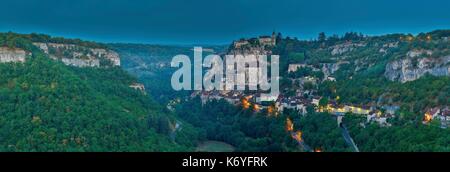 Francia, Lot, elencati a grandi siti turistici in Midi Pirenei, Rocamadour, parco naturale regionale Causses du Quercy, panoramica del villaggio al crepuscolo Foto Stock