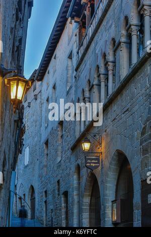 Francia, Lot, elencati a grandi siti turistici in Midi Pirenei, Figeac, Street case medievali di notte Foto Stock