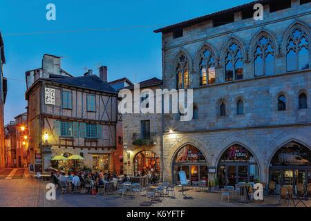 Francia, Lot, elencati a grandi siti turistici in Midi Pirenei, Figeac, case medievali sulla piazza champollion notte Foto Stock