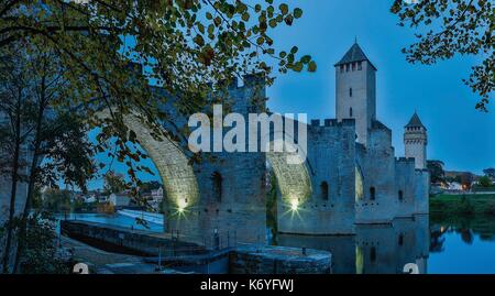 Francia, Lot, elencati a grandi siti turistici in Midi Pirenei, elencato come patrimonio mondiale dall' UNESCO, Cahors, Ponte Valentre, gli archi e le torri del ponte di notte Foto Stock