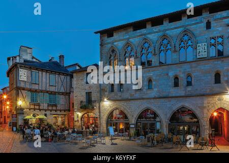 Francia, Lot, elencati a grandi siti turistici in Midi Pirenei, Figeac, case medievali sulla piazza champollion notte Foto Stock