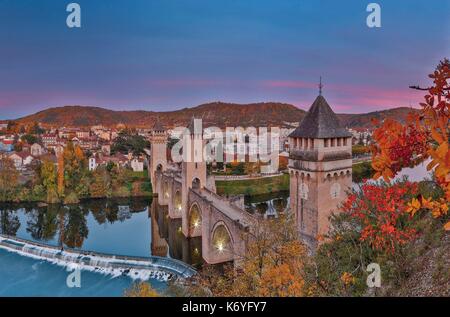 Francia, Lot, elencati a grandi siti turistici in Midi Pirenei, elencato come patrimonio mondiale dall' UNESCO, Cahors, Ponte Valentre, la vista del ponte e la partita dal percorso di Lacapelle Foto Stock