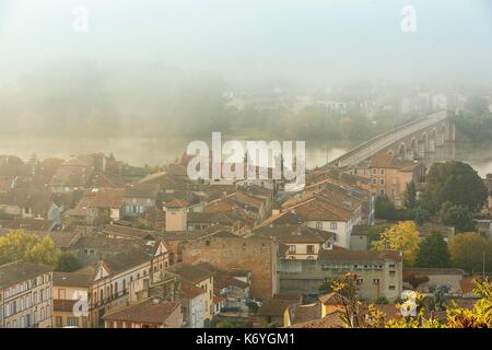 Francia, Tarn et Garonne, Moissac, vista generale della città di mattina nebbia Foto Stock