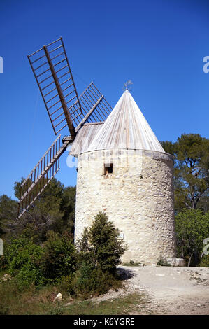 Il mulino a vento di ramet, vicino al mulino a vento da Alphonse Daudet a fontvielle in Provenza, Francia meridionale Foto Stock