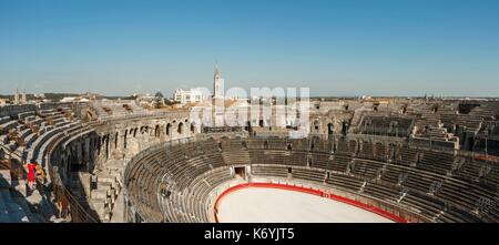 Francia, Gard, Nimes, arene, via centrale e gradinate Foto Stock